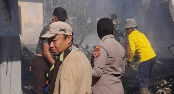 Petugas Damkar Tanjungsari dibantu warga dan aparat setempat melakukan pendinginan area di lokasi