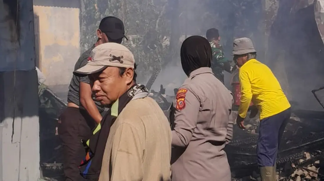 Petugas Damkar Tanjungsari dibantu warga dan aparat setempat melakukan pendinginan area di lokasi