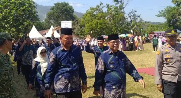 Kekompakan warga Kecamatan Pamulihan terlihat dari Pawai Kafilah MTQ ke-49