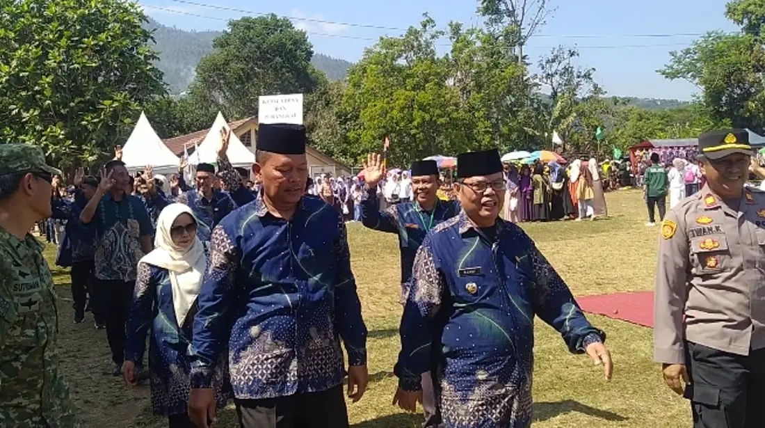 Kekompakan warga Kecamatan Pamulihan terlihat dari Pawai Kafilah MTQ ke-49