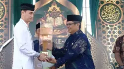 Camat Pamulihan, Mamad Hadisaputra saat menerima trofi Juara Umum MTQ tingkat Kabupaten Sumedang