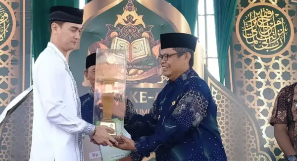 Camat Pamulihan, Mamad Hadisaputra saat menerima trofi Juara Umum MTQ tingkat Kabupaten Sumedang