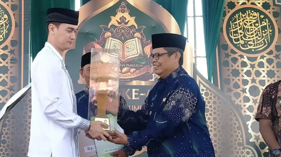 Camat Pamulihan, Mamad Hadisaputra saat menerima trofi Juara Umum MTQ tingkat Kabupaten Sumedang