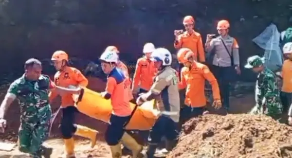 Proses evakuasi korban TPT ambruk di Desa Hegarmanah Jatinangor Sumedang