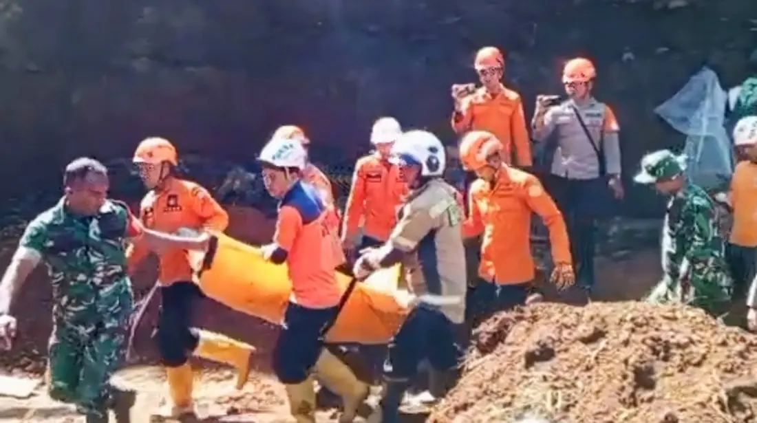 Proses evakuasi korban TPT ambruk di Desa Hegarmanah Jatinangor Sumedang