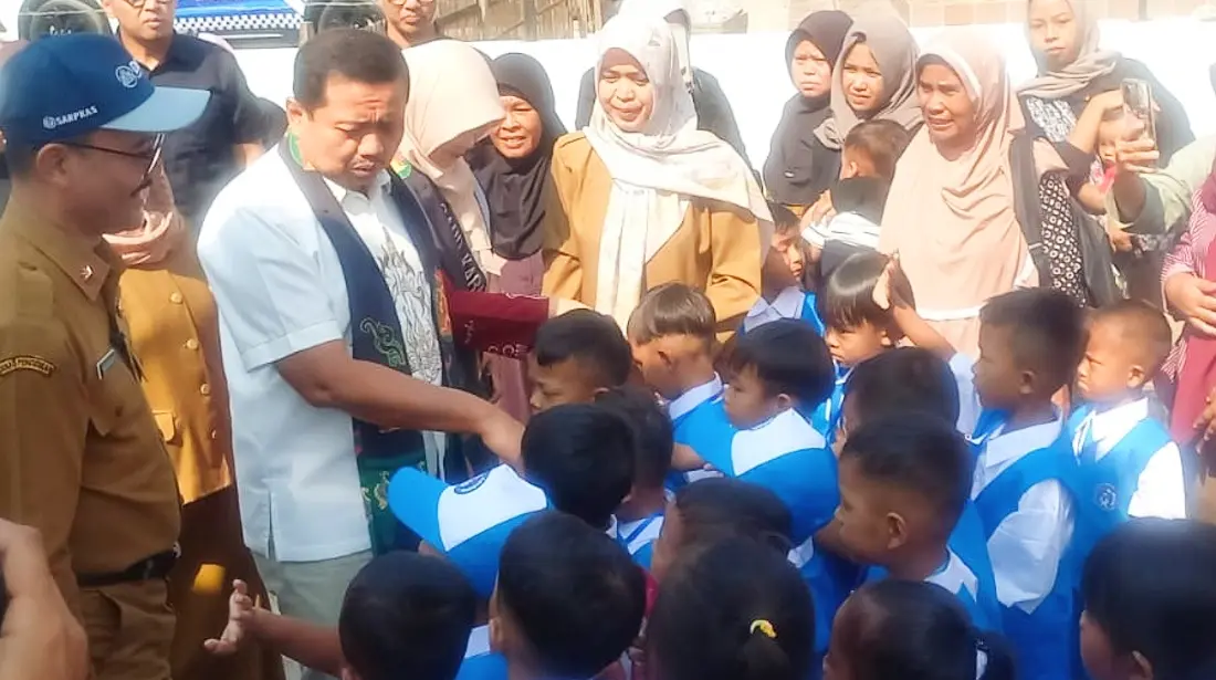 Bupati Sumedang Dony Ahmad Munir meresmikan TK Negeri Sartika di Buahdua