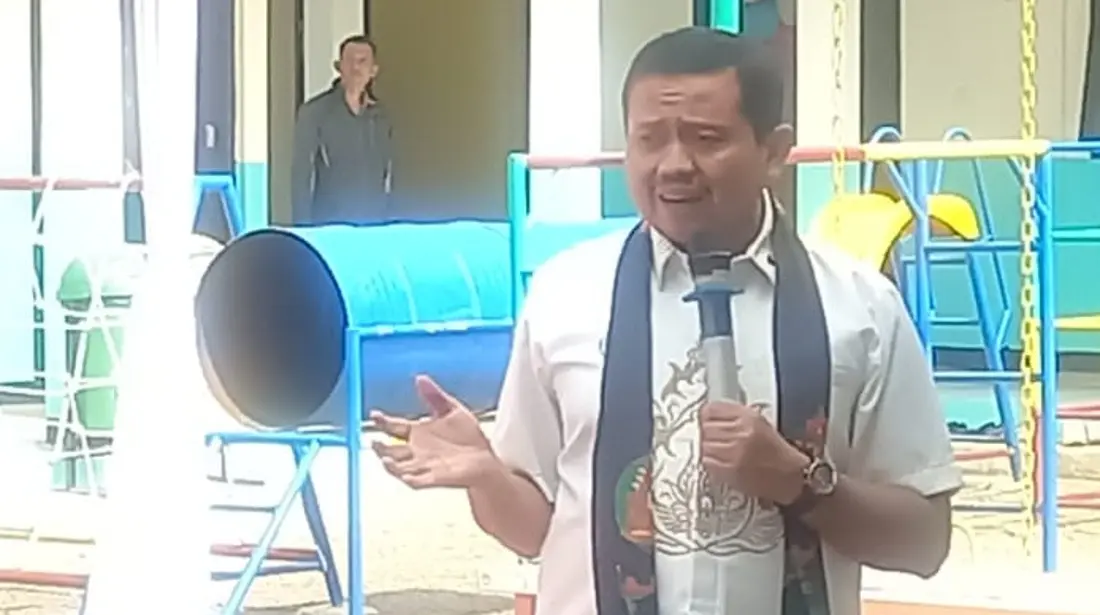 Bupati Sumedang, Dony Ahmad Munir saat memberikan sambutan dalam peresmian TK Kartika Buahdua Sumedang 
