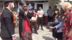 Aksi teatrikal dan musik tanji di halaman Pengadilan Agama Sumedang oleh Kepala Desa Licin Zulkifli M. Ridwan
