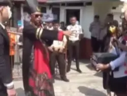 Merasa Dicurangi Soal Gono-Gini, Mantan Anggota DPRD Sumedang Gelar Aksi Teatrikal di PA Sumedang