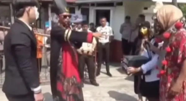 Aksi teatrikal dan musik tanji di halaman Pengadilan Agama Sumedang oleh Kepala Desa Licin Zulkifli M. Ridwan