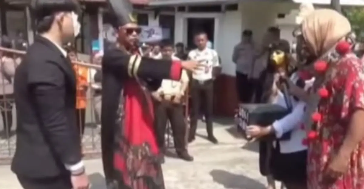 Aksi teatrikal dan musik tanji di halaman Pengadilan Agama Sumedang oleh Kepala Desa Licin Zulkifli M. Ridwan