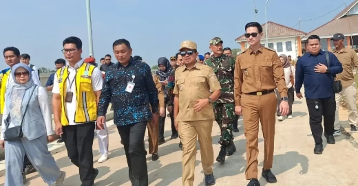 Rombongan Forkopimda Sumedang dipimpin Bupati Sumedang saat mengunjungi Sekolah Rakyat Terintegrasi di Ujungjaya Sumedang