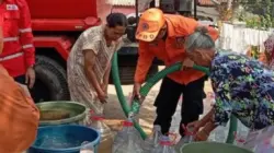 Petugas BPBD menyalurkan bantuan air bersih kepada warga Kabupaten Sumedang saat musim kemarau.