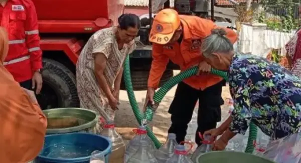 Petugas BPBD menyalurkan bantuan air bersih kepada warga Kabupaten Sumedang saat musim kemarau.