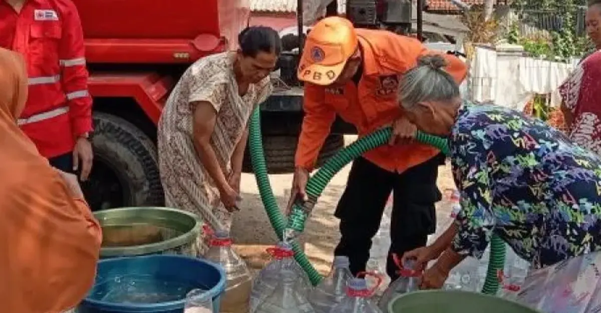 Petugas BPBD menyalurkan bantuan air bersih kepada warga Kabupaten Sumedang saat musim kemarau.