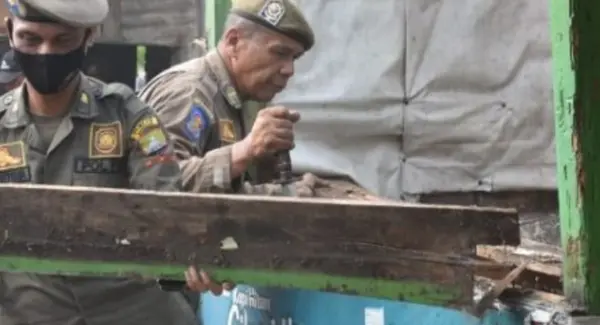 Petugas Satpol PP Sumedang menertibkan bangunan liar di Perempatan Barak Jalan Serma Muchtar