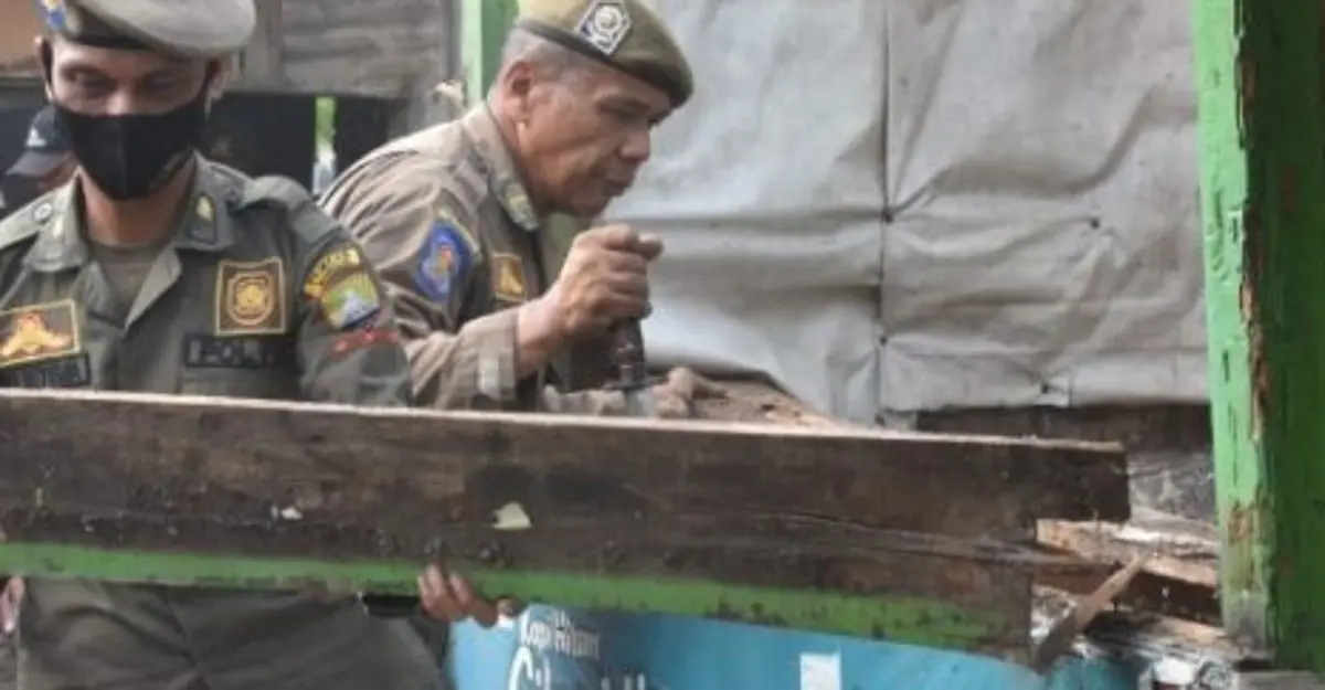 Petugas Satpol PP Sumedang menertibkan bangunan liar di Perempatan Barak Jalan Serma Muchtar