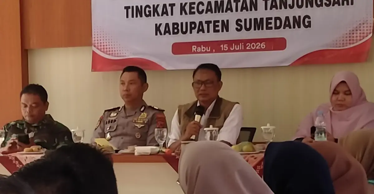 Camat Tanjungsari, Agus Beni Triyadie memimpin Rapat PHBN 