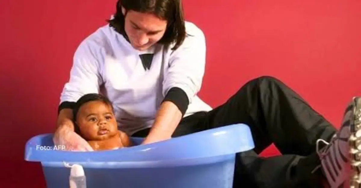 Foto Lionel Messi saat memandikan Lamine Yamal pada program amal tahunan Barcelona bersama UNICEF tahun 2007