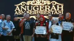 Bupati Sumedang Dony Ahmad Munir bersama penerima penghargaan di acara Anugerah ASN Berprestasi 2026