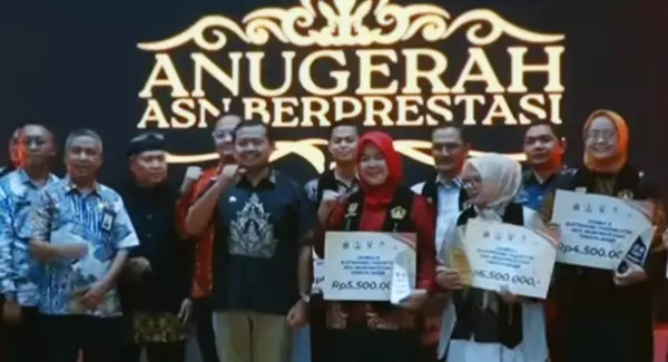 Bupati Sumedang Dony Ahmad Munir bersama penerima penghargaan di acara Anugerah ASN Berprestasi 2026