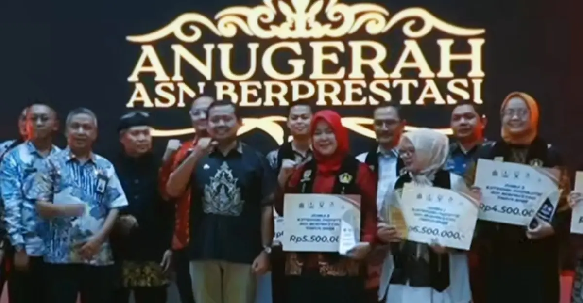 Bupati Sumedang Dony Ahmad Munir bersama penerima penghargaan di acara Anugerah ASN Berprestasi 2026