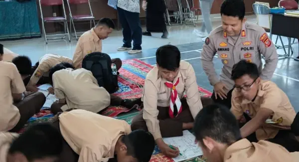 Peserta disabilitas sedang mengikuti lomba melukis Polres Sumedang Hari Bhayangkara ke-80