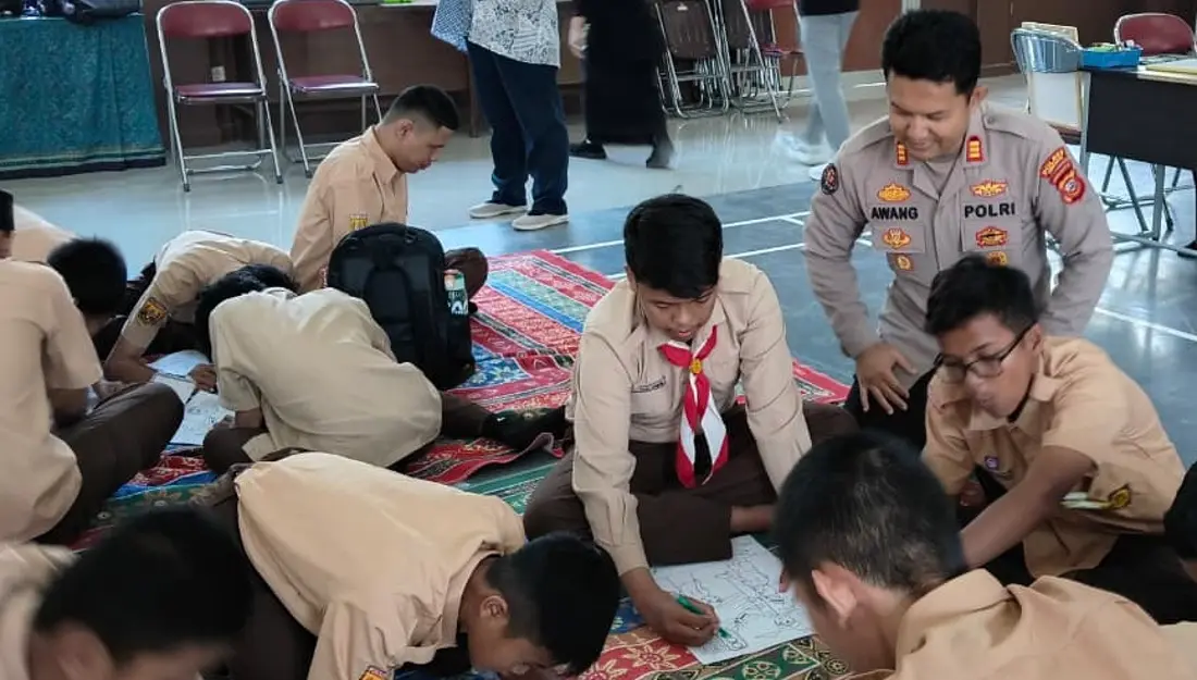 Peserta disabilitas sedang mengikuti lomba melukis Polres Sumedang Hari Bhayangkara ke-80