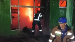 Petugas Damkarmat Tanjungsari sedang berjibaku memadamkan api yang membakar rumah semi permanen di Rancabawang, Cinanjung Tanjungsari