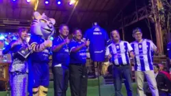 Manajer Persib Bandung, H. Umuh Muchtar didampingi Wagub Jabar, Erwan Setiawan perkenalkan rekrutan resmi Persib