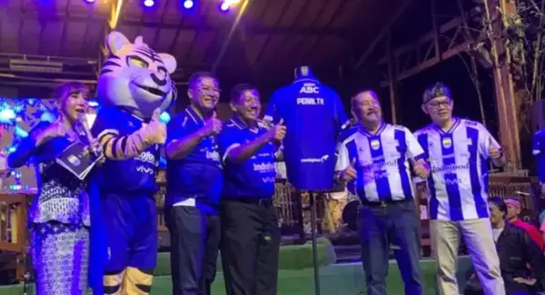 Manajer Persib Bandung, H. Umuh Muchtar didampingi Wagub Jabar, Erwan Setiawan perkenalkan rekrutan resmi Persib