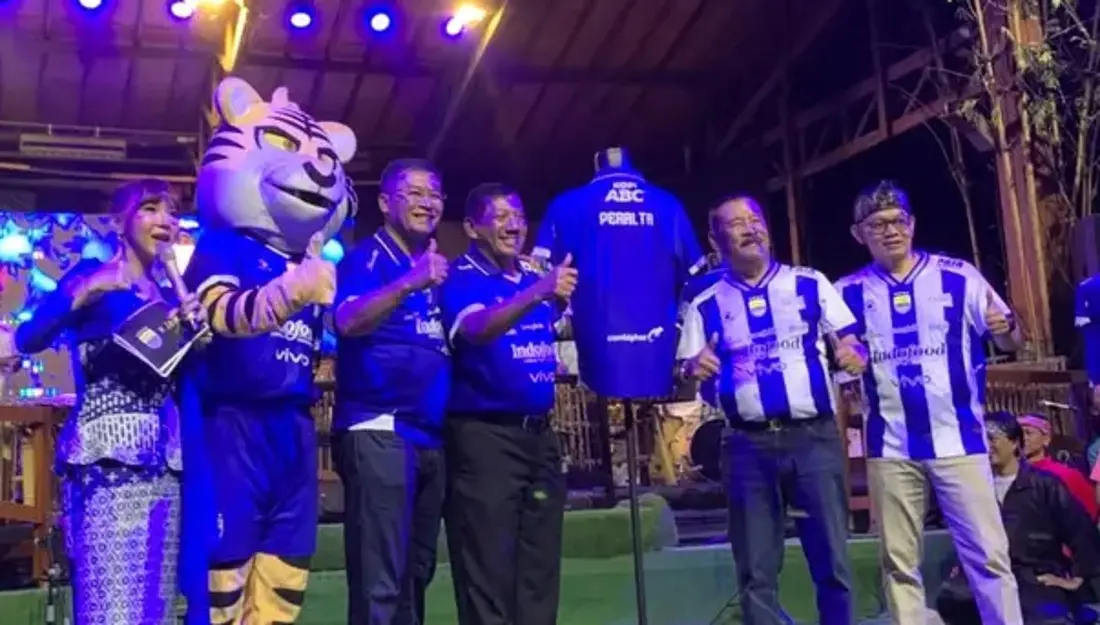 Manajer Persib Bandung, H. Umuh Muchtar didampingi Wagub Jabar, Erwan Setiawan perkenalkan rekrutan resmi Persib