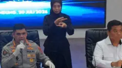 Kabid Humas Polda Jabar, Kombes pol Hendra Rochmawan saat menggelar konferensi pers pengungkapan judi online
