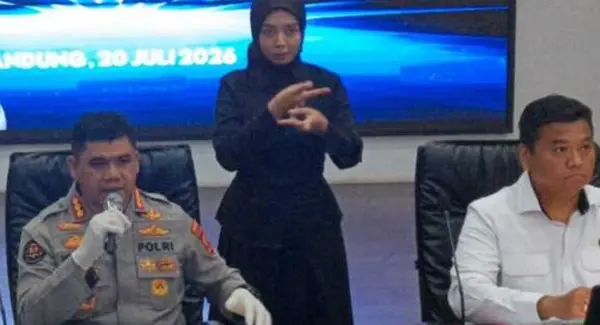 Kabid Humas Polda Jabar, Kombes pol Hendra Rochmawan saat menggelar konferensi pers pengungkapan judi online