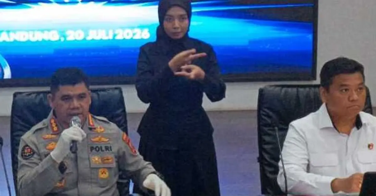 Kabid Humas Polda Jabar, Kombes pol Hendra Rochmawan saat menggelar konferensi pers pengungkapan judi online