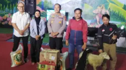 Suasana pembagian hadiah lomba karaoke Kapolres Sumedang AKBP Sandityo Mahardika bersama wartawan dan Ojol.