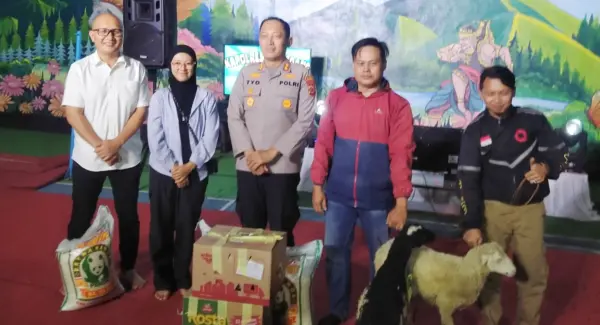 Suasana pembagian hadiah lomba karaoke Kapolres Sumedang AKBP Sandityo Mahardika bersama wartawan dan Ojol.