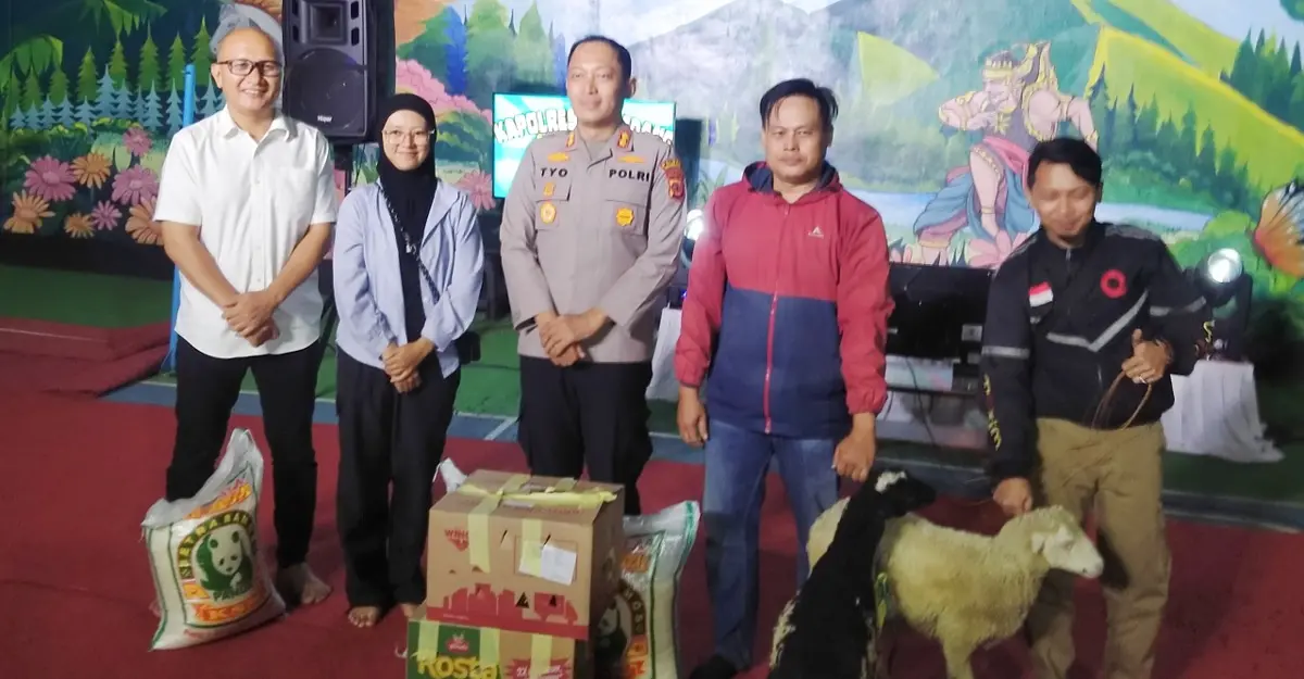 Suasana pembagian hadiah lomba karaoke Kapolres Sumedang AKBP Sandityo Mahardika bersama wartawan dan Ojol.