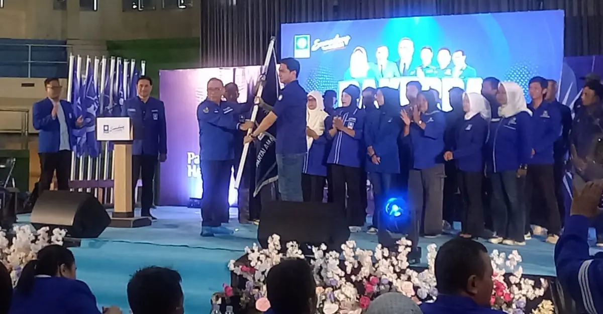 Ketua DPD Partai Amanat Nasional (PAN) Sumedang, M. Fajar Aldila saat menerima panji dimulainya acara Rakerda di GOR Tajimalela