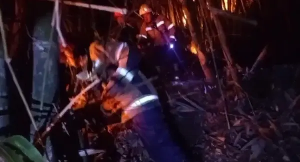 Tim Pos Damkarmat Wilayah Tanjungsari berusaha memadamkan api secara manual di Pamulihan Kabupaten Sumedang