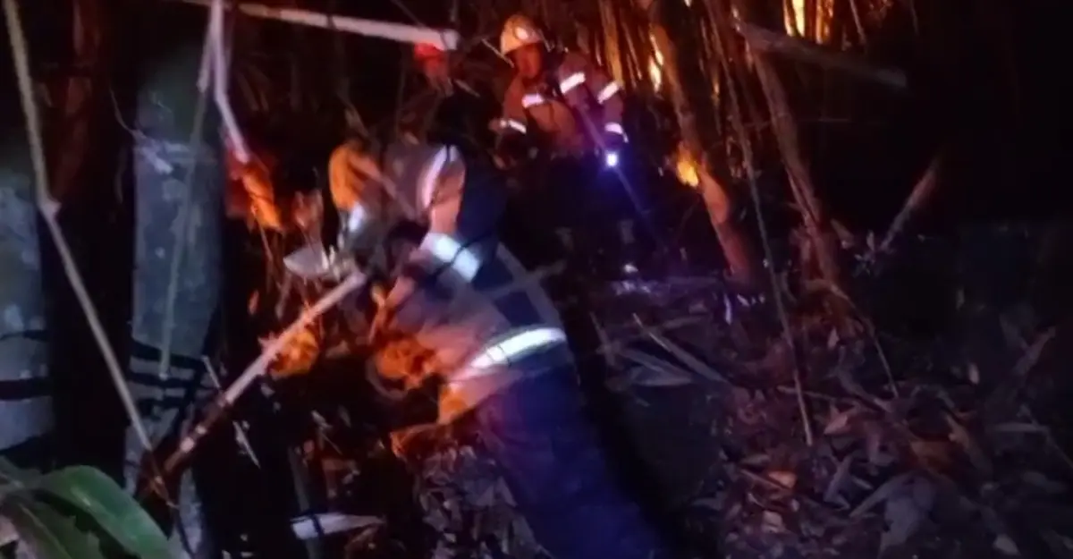 Tim Pos Damkarmat Wilayah Tanjungsari berusaha memadamkan api secara manual di Pamulihan Kabupaten Sumedang
