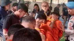 Sedikitnya Tujuh orang begal nasabah Bank Sumedang digiring Satreskrim Polres Sumedang saat menggelar Konferensi Pers pada Jumat (24/7/2026)