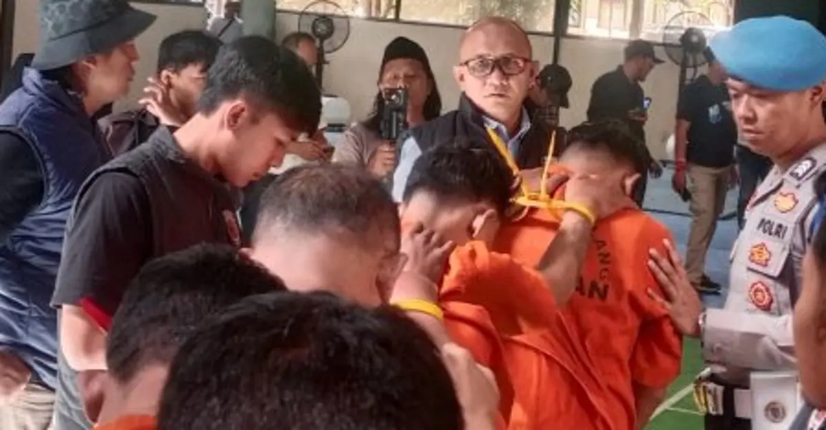 Sedikitnya Tujuh orang begal nasabah Bank Sumedang digiring Satreskrim Polres Sumedang saat menggelar Konferensi Pers pada Jumat (24/7/2026)