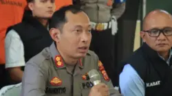 Kapolres Sumedang, AKBP Sandityo Mahardika didampingi Kasat Reskrim Polres Sumedang, AKP Tanwin Nopiansah saat memimpin Konferensi Pers terkait Begal di GSG Mapolres Sumedang