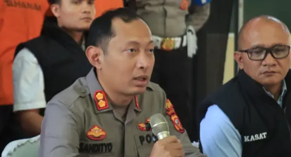 Kapolres Sumedang, AKBP Sandityo Mahardika didampingi Kasat Reskrim Polres Sumedang, AKP Tanwin Nopiansah saat memimpin Konferensi Pers terkait Begal di GSG Mapolres Sumedang