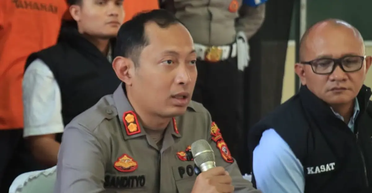 Kapolres Sumedang, AKBP Sandityo Mahardika didampingi Kasat Reskrim Polres Sumedang, AKP Tanwin Nopiansah saat memimpin Konferensi Pers terkait Begal di GSG Mapolres Sumedang