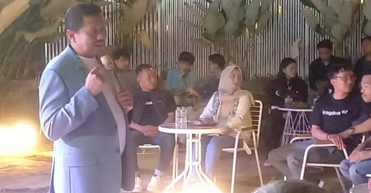 Bupati Sumedang Dony Ahmad Munir memberikan sambutan pada Harlah ke-53 KNPI Sumedang di Cafe Sore Space pada Jumat (24/7/2029)
