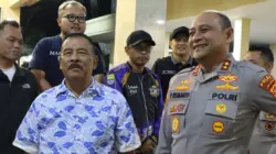 Kapolda Jabar Irjen Pol. Pipit Rismanto saat berkunjung ke rumah Manajer Persib H. Umuh Muchtar di Sumedang.