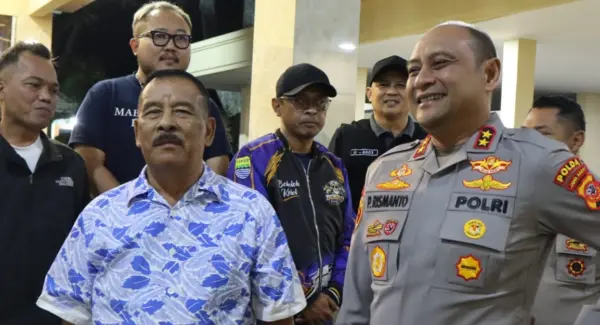 Kapolda Jabar Irjen Pol. Pipit Rismanto saat berkunjung ke rumah Manajer Persib H. Umuh Muchtar di Sumedang.