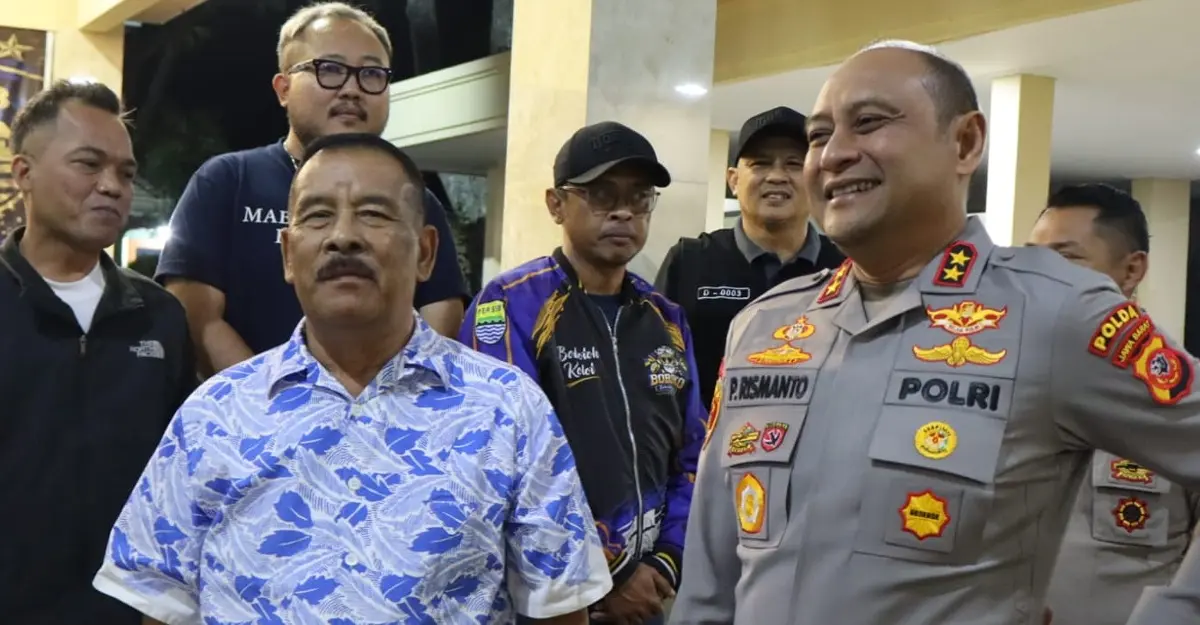 Kapolda Jabar Irjen Pol. Pipit Rismanto saat berkunjung ke rumah Manajer Persib H. Umuh Muchtar di Sumedang.